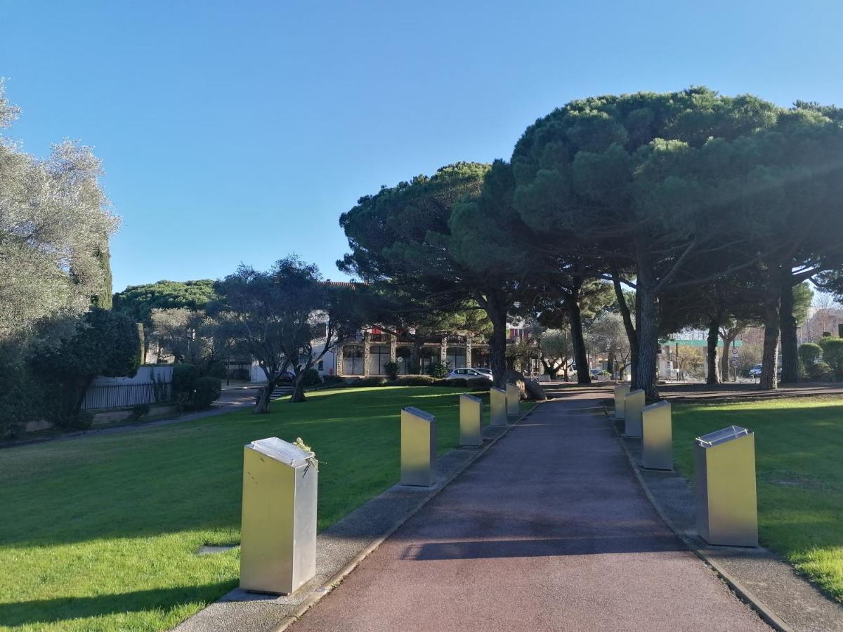 Aux Pieds Des Arènes *